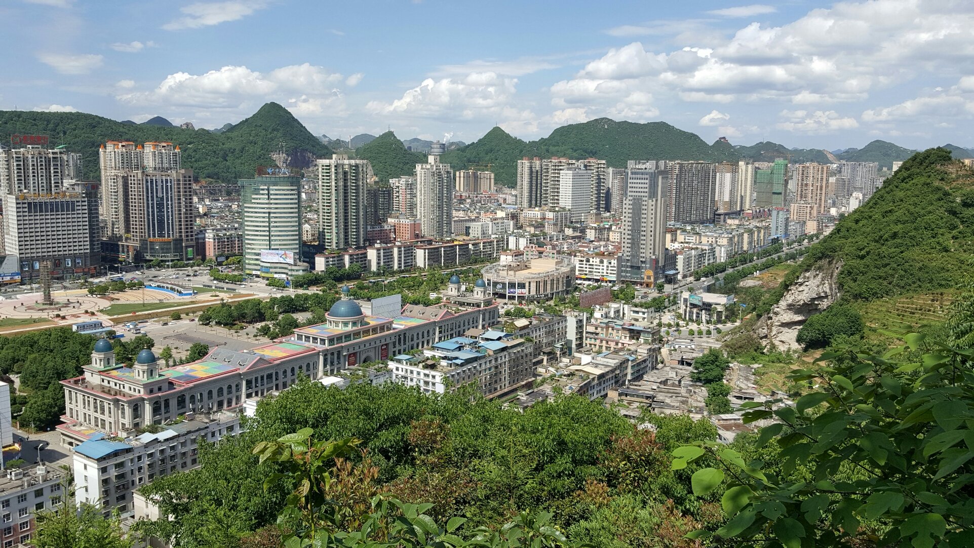 贵州省六盘水市钟山区沿河街靠近六盘水市国家税务局
